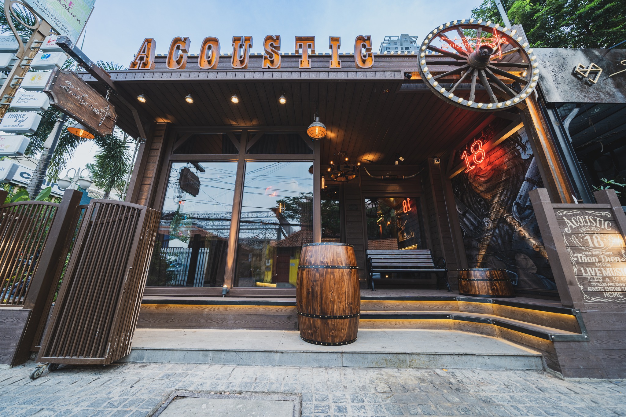 Acoustic Bar Thảo Điền – Trải Nghiệm Quán Rượu Viễn Tây Độc Đáo Giữa Lòng Sài Gòn