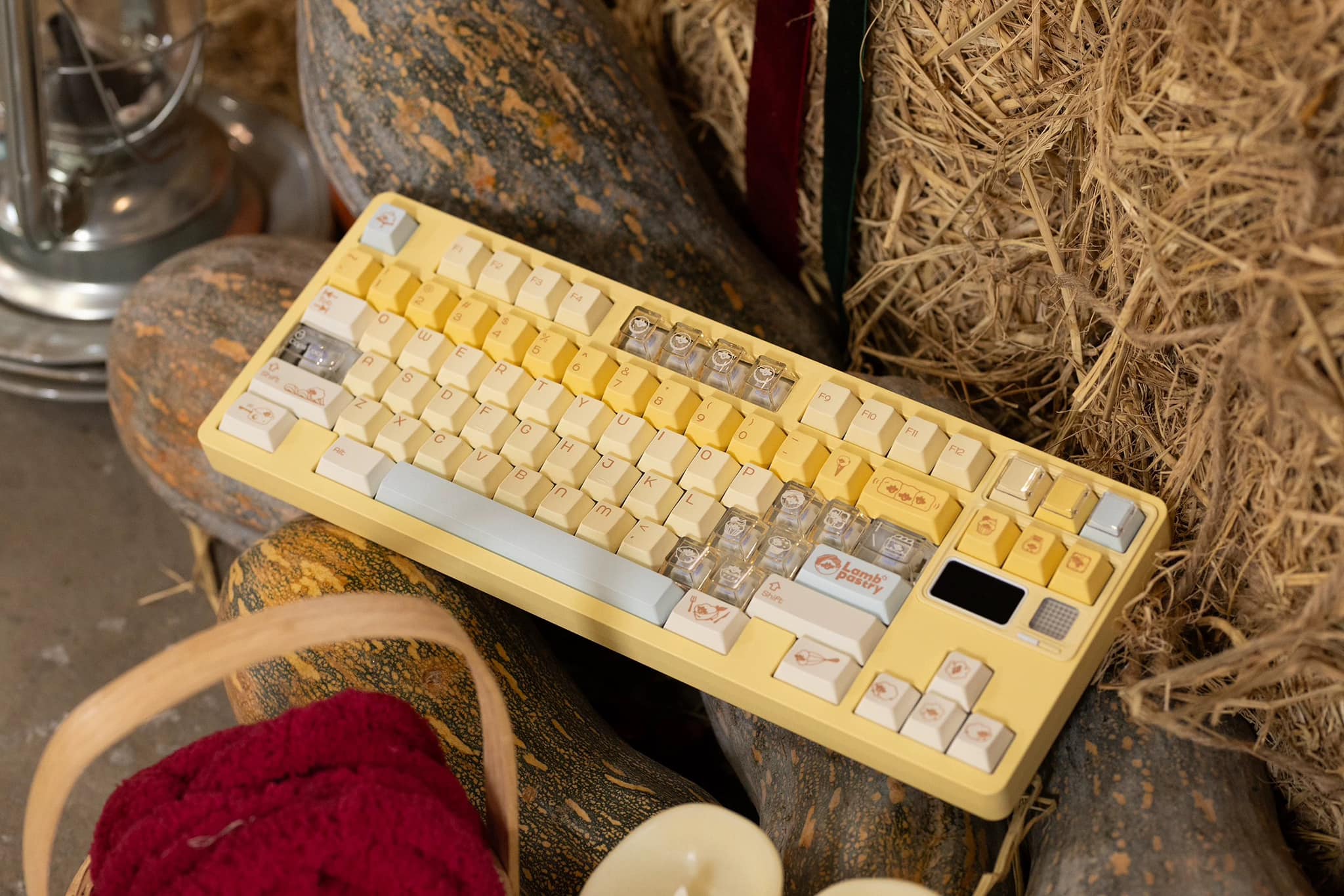 Bàn phím tông màu vàng xanh đến từ nhà KeyByeLab