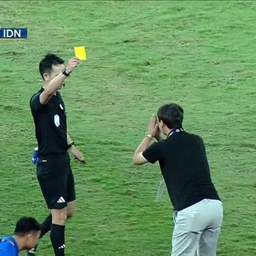 Báo Hàn Quốc phản ứng gay gắt trước hành động vái lạy trọng tài của HLV Kim Sang Sik