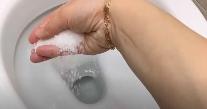 Bất Ngờ Khi Đổ Muối Vào Bồn Cầu Trước Khi Ngủ – Mẹo Làm Sạch An Toàn, Hiệu Quả Ngay Sáng Hôm Sau