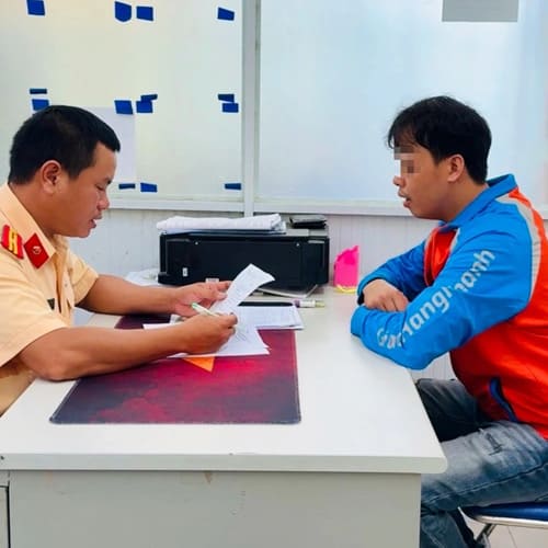 Công an Huế xử lý thanh niên giả shipper lái ô tô mui trần kéo xe máy điện