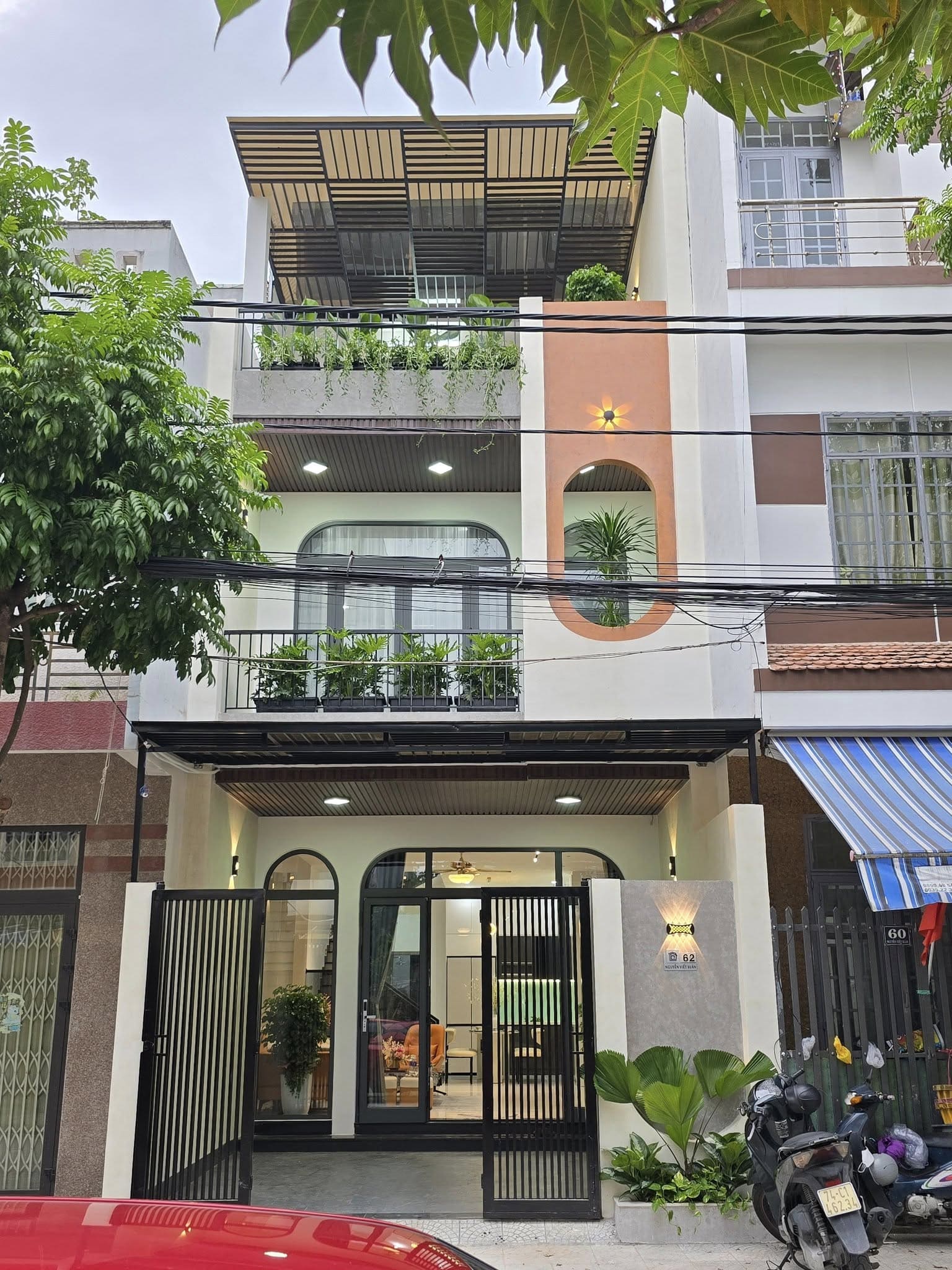 [Hình ảnh: hoan-thien-nha-200m²-sau-7-thang-thi-con...2-ty-1.jpg]