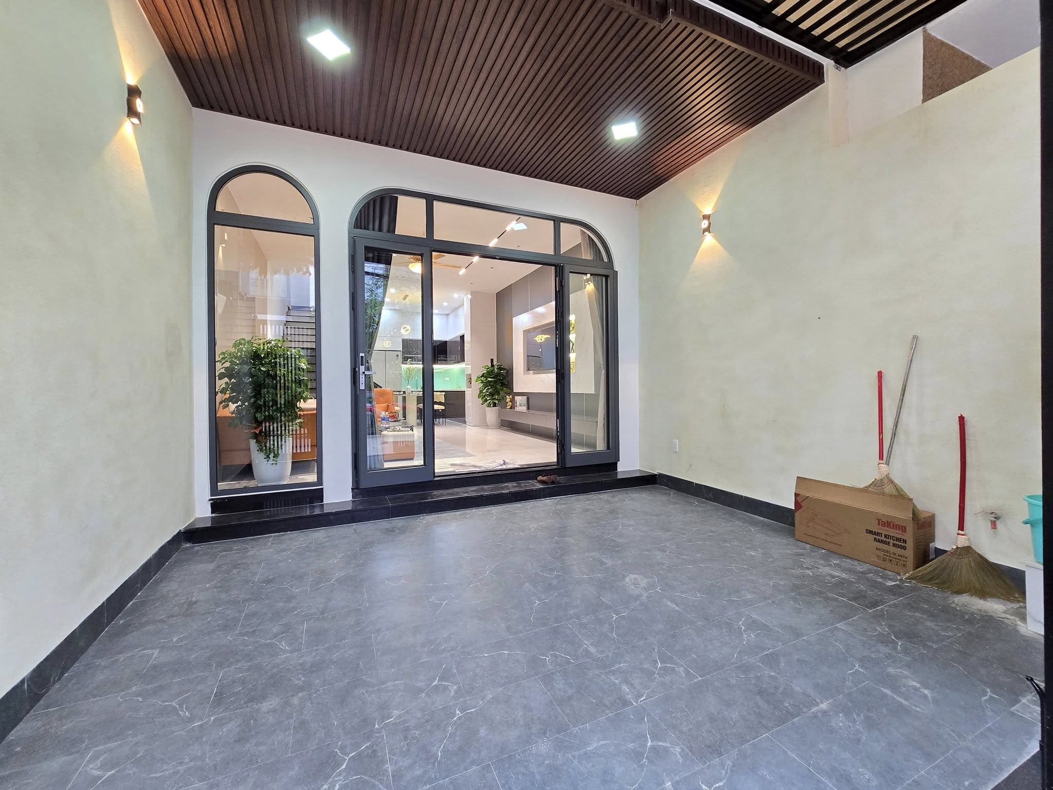 [Hình ảnh: hoan-thien-nha-200m²-sau-7-thang-thi-con...2-ty-2.jpg]