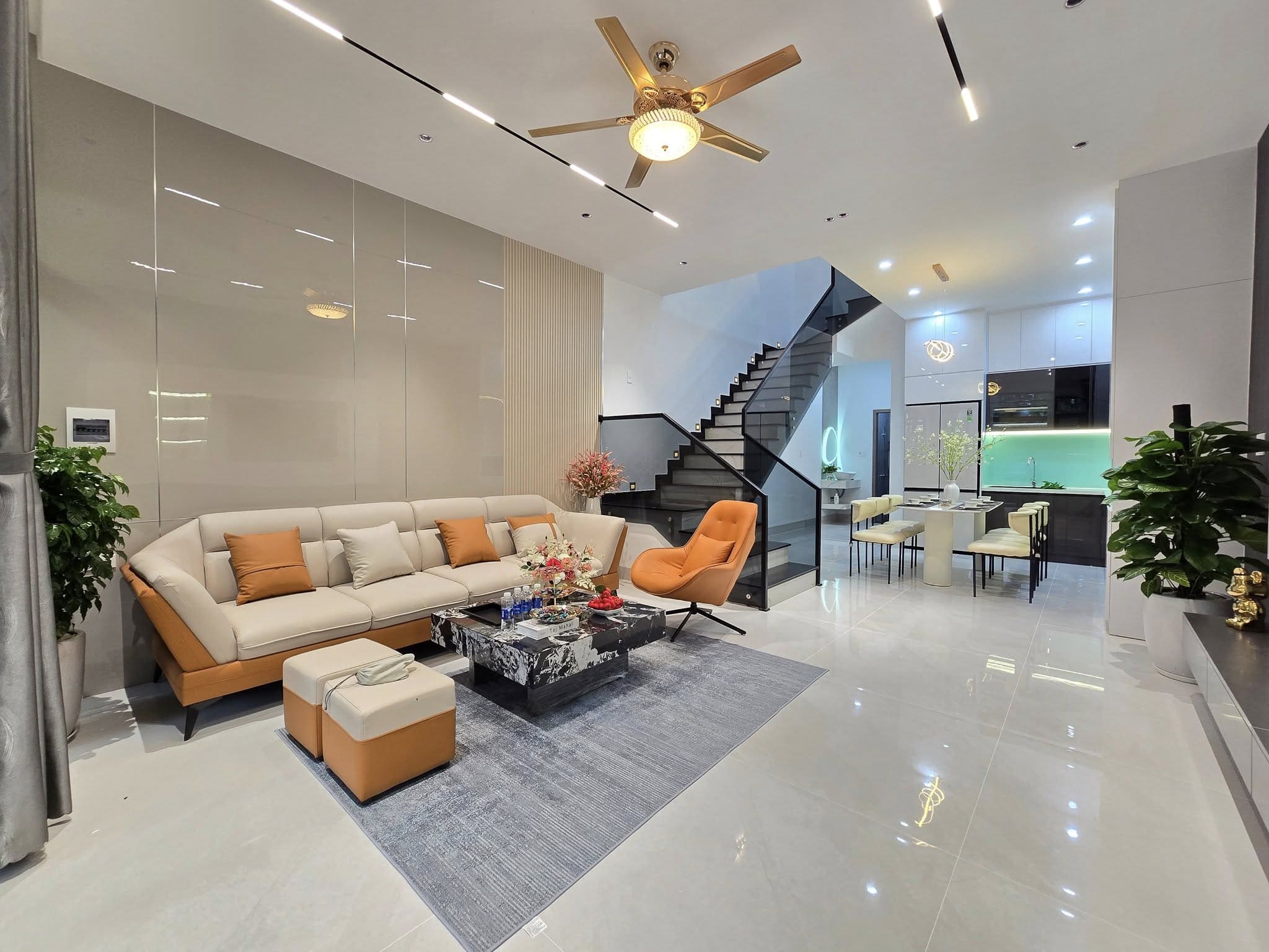 [Hình ảnh: hoan-thien-nha-200m²-sau-7-thang-thi-con...2-ty-5.jpg]