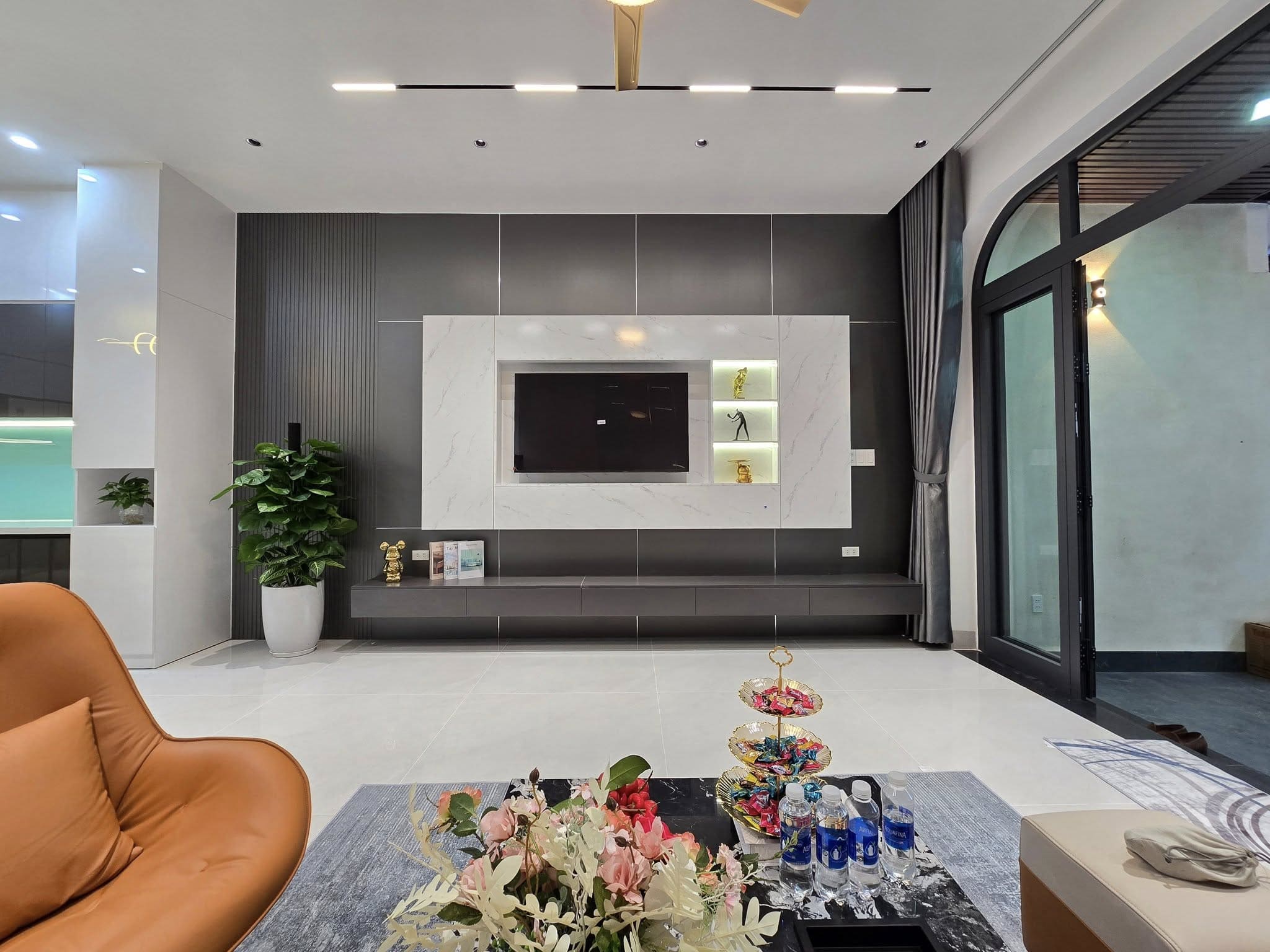 [Hình ảnh: hoan-thien-nha-200m²-sau-7-thang-thi-con...2-ty-6.jpg]