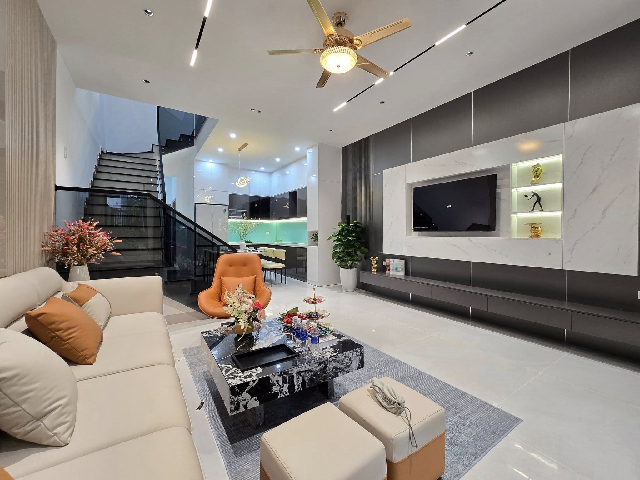 [Hình ảnh: hoan-thien-nha-200m²-sau-7-thang-thi-con...2-ty-7.jpg]
