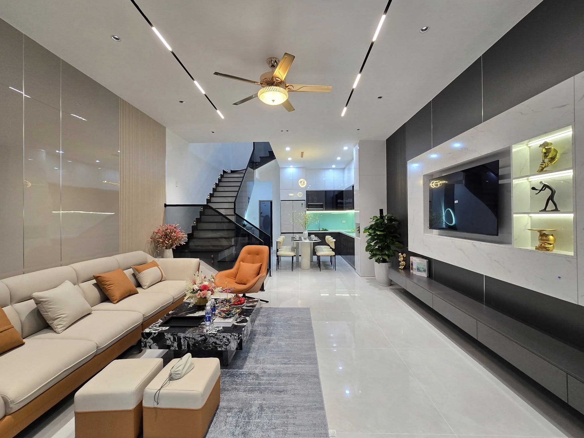 [Hình ảnh: hoan-thien-nha-200m²-sau-7-thang-thi-con...2-ty-8.jpg]
