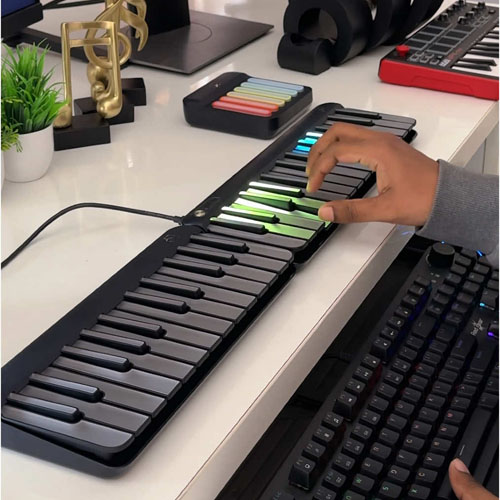 Một chiếc đàn piano kết nối có đèn led