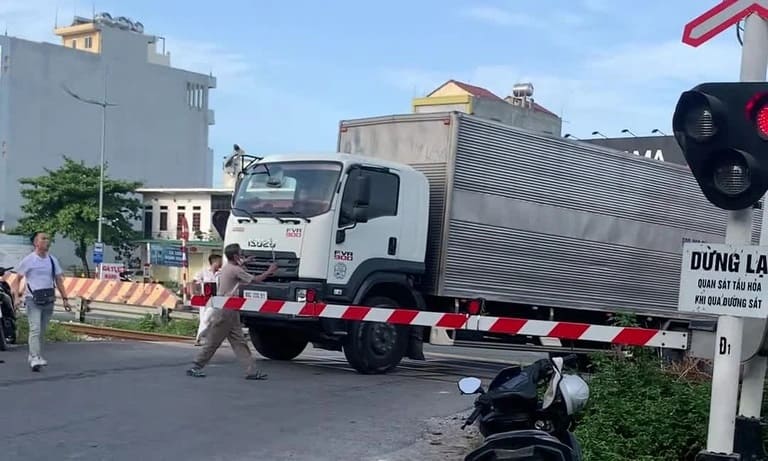 Tài Xế Xe Tải Cố Vượt Rào Chắn Đường Sắt Ở Ninh Bình Bị Người Dân Buộc Phải Lùi Xe