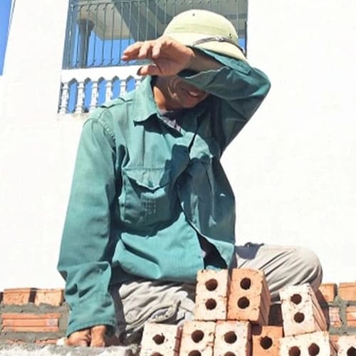 Thợ hồ bị đuổi việc vì từ chối làm giờ nghỉ trưa: Luật sư khẳng định có dấu hiệu vi phạm pháp luật