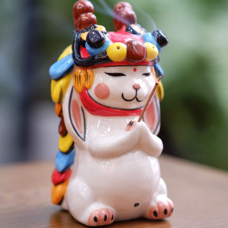 Tượng gốm cầm nhang biểu tượng an lành