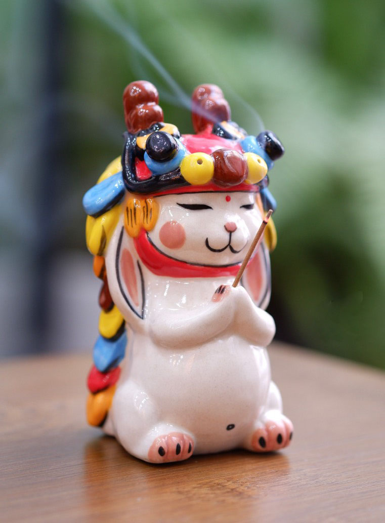 Tượng gốm cầm nhang biểu tượng an lành 3
