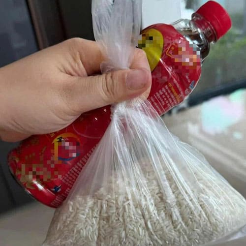 Xôn xao người dân nhận hỗ trợ 5 lạng gạo, nửa chai nước ngọt sau bão
