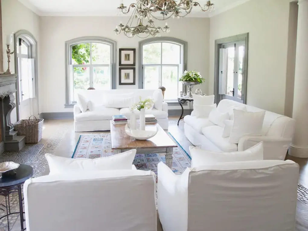 Kết hợp tiện nghi và thẩm mỹ: Cách chọn sofa và giường đẹp cho phòng khách