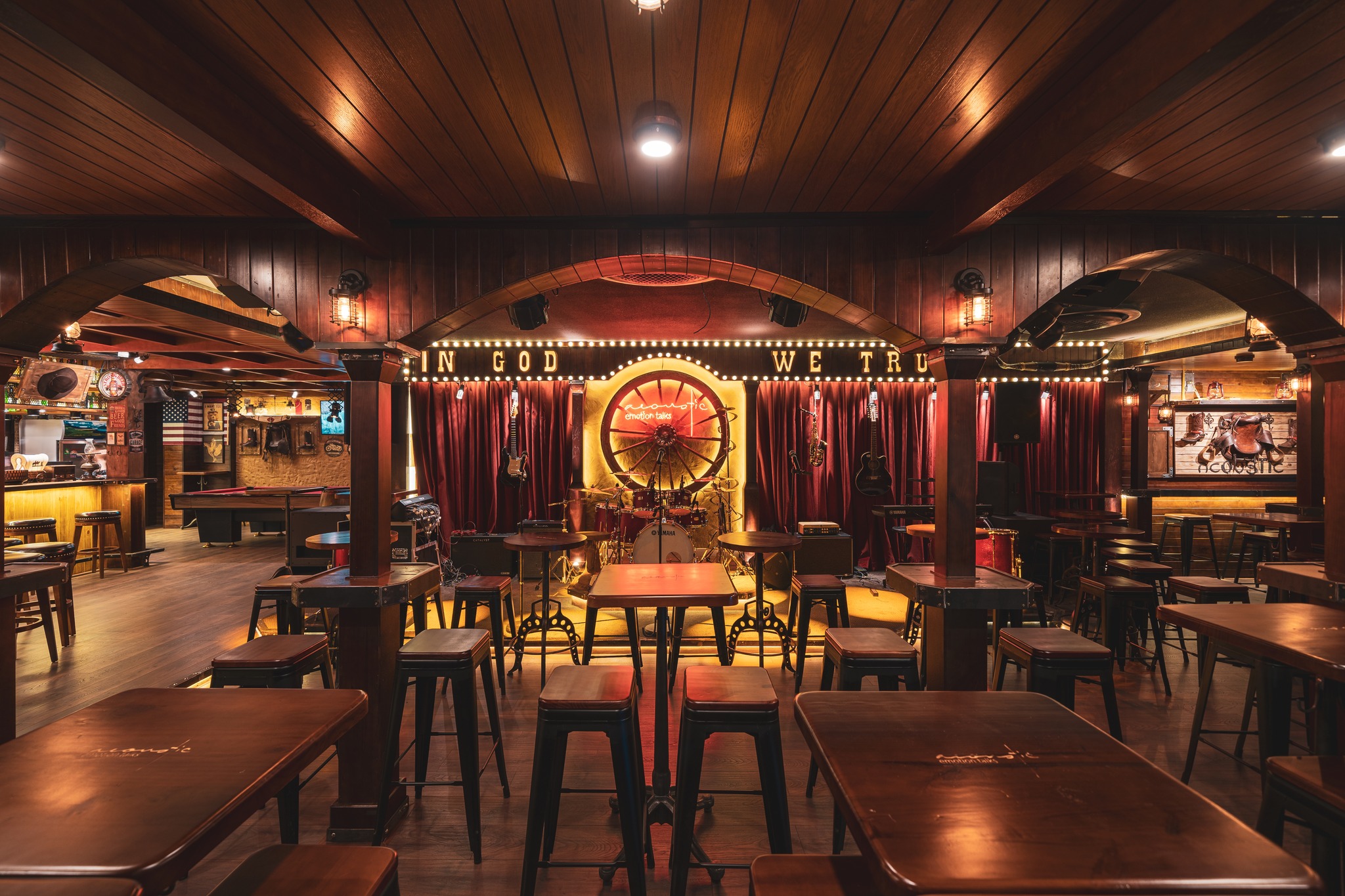 Acoustic Bar Thảo Điền – Trải Nghiệm Quán Rượu Viễn Tây Độc Đáo Giữa Lòng Sài Gòn 1