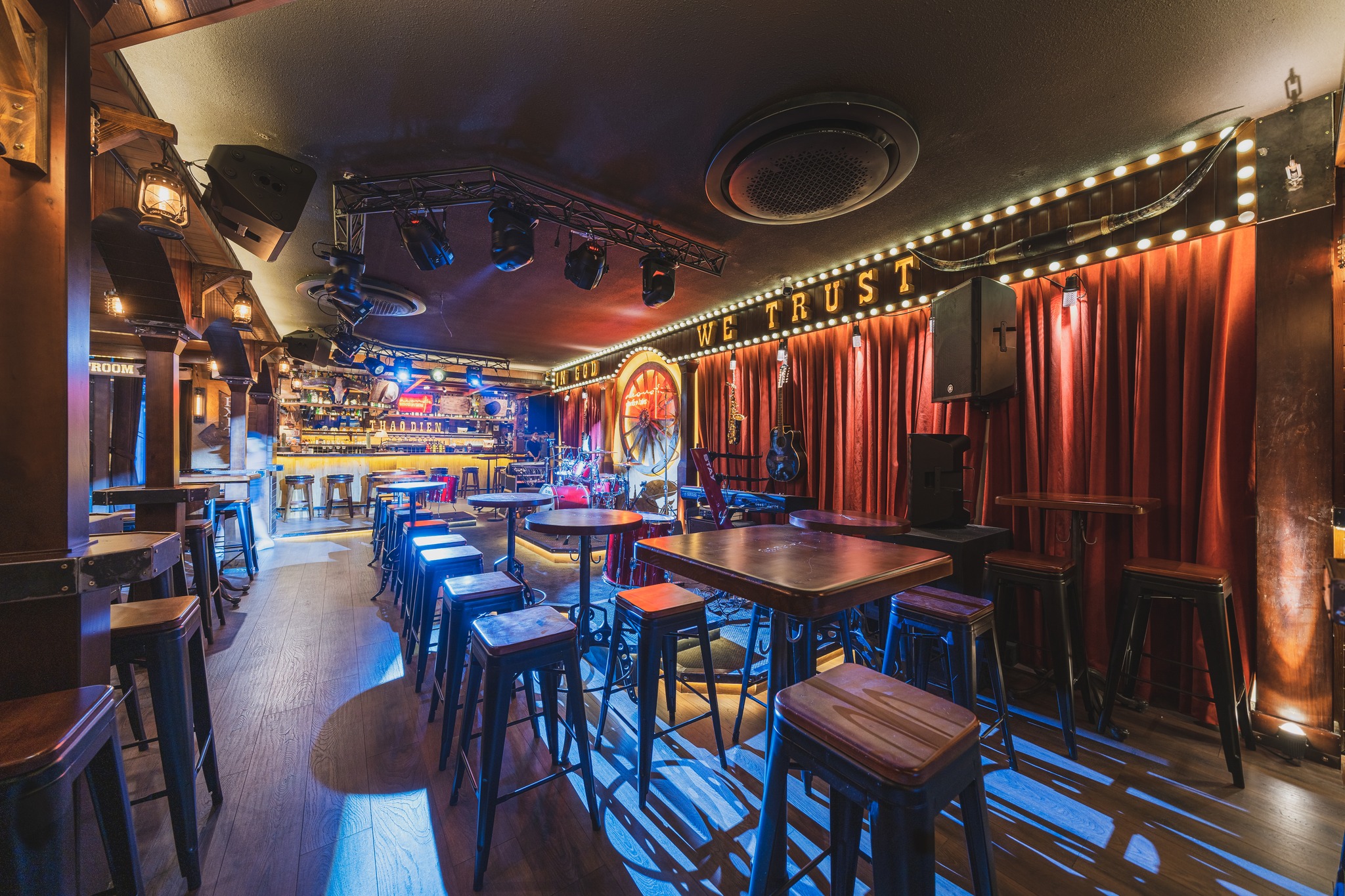 Acoustic Bar Thảo Điền – Trải Nghiệm Quán Rượu Viễn Tây Độc Đáo Giữa Lòng Sài Gòn 10