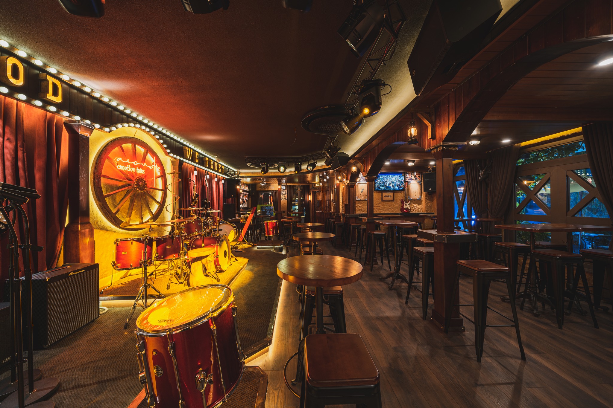 Acoustic Bar Thảo Điền – Trải Nghiệm Quán Rượu Viễn Tây Độc Đáo Giữa Lòng Sài Gòn 11