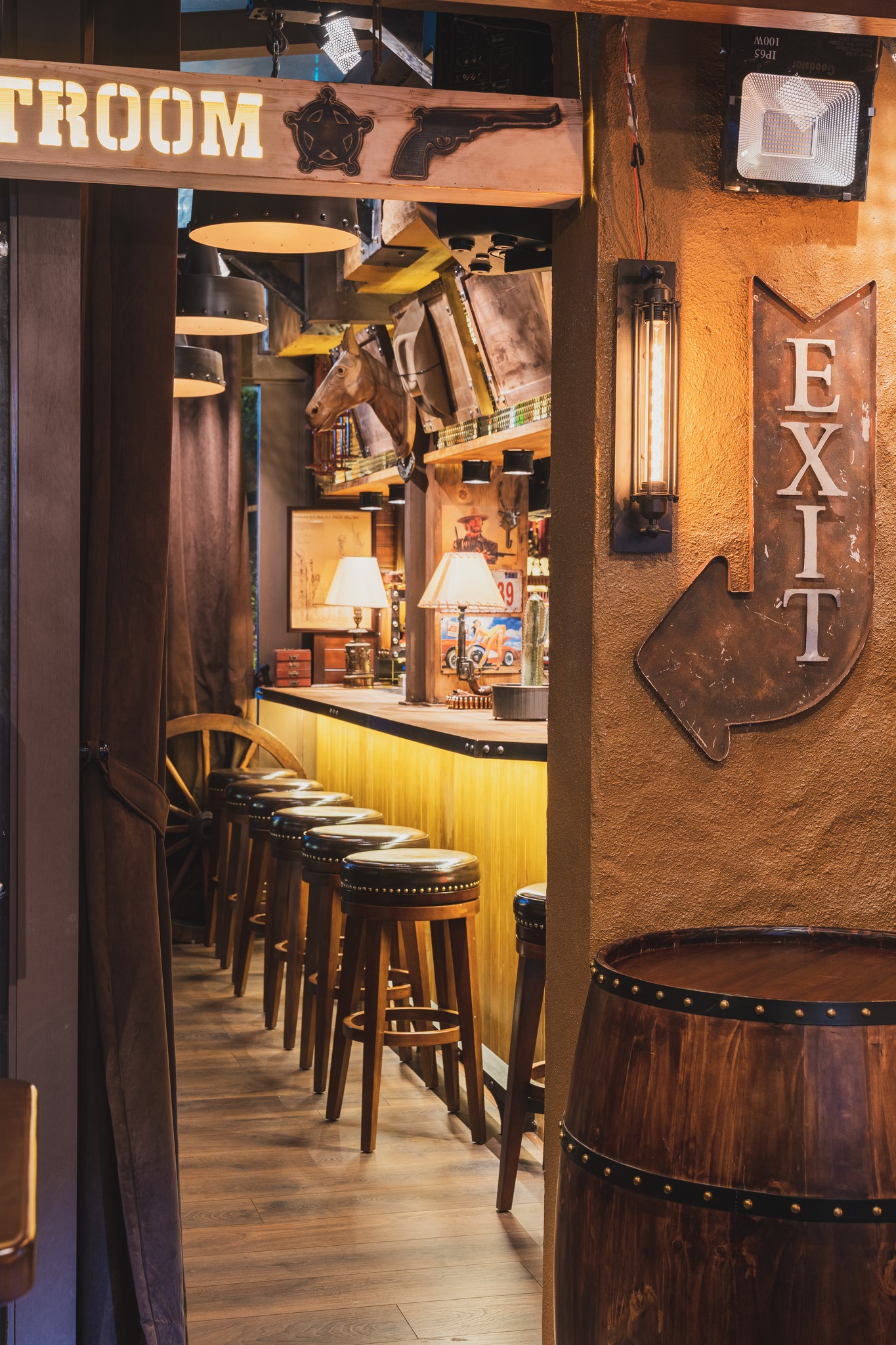 Acoustic Bar Thảo Điền – Trải Nghiệm Quán Rượu Viễn Tây Độc Đáo Giữa Lòng Sài Gòn 5