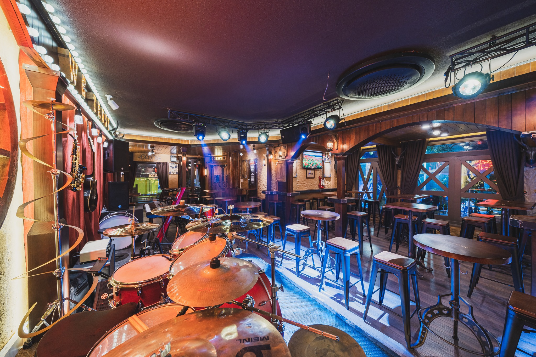 Acoustic Bar Thảo Điền – Trải Nghiệm Quán Rượu Viễn Tây Độc Đáo Giữa Lòng Sài Gòn 9