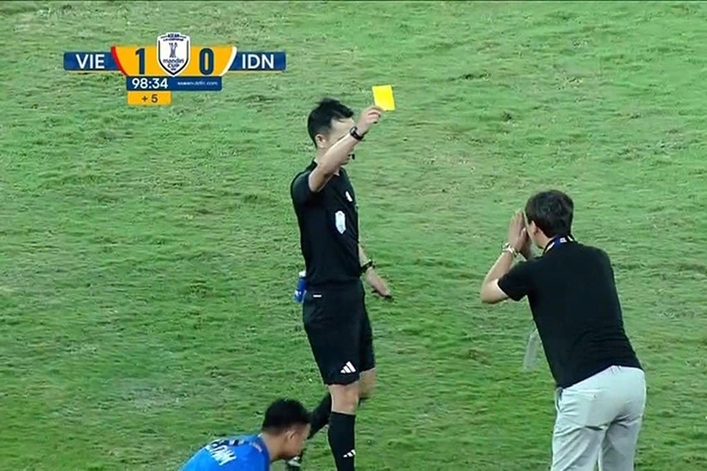 Báo Hàn Quốc phản ứng gay gắt trước hành động vái lạy trọng tài của HLV Kim Sang Sik