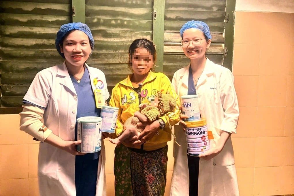Bé gái 5 ngày tuổi thủng dạ dày vì mẹ cho ăn cơm
