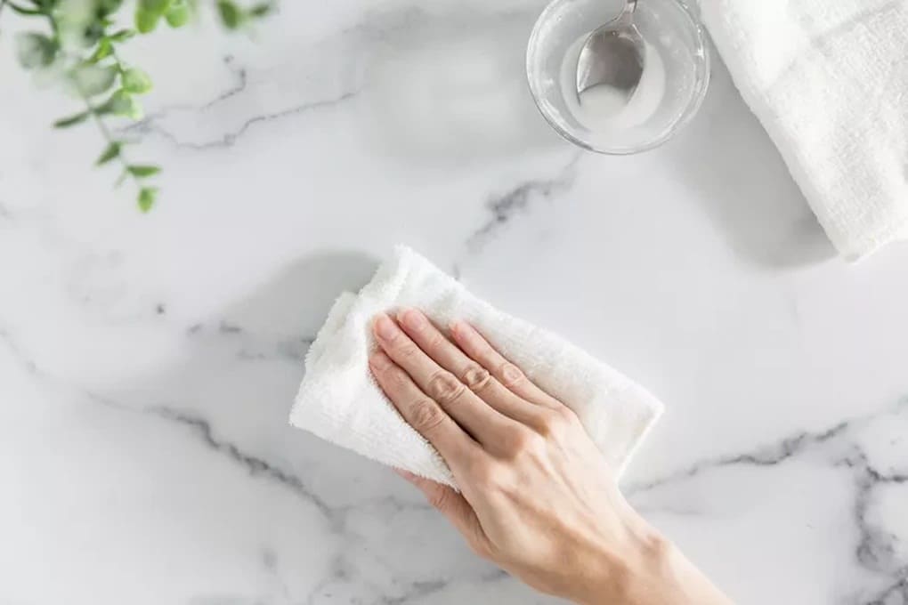 Vệ sinh mặt bếp thạch anh đúng cách