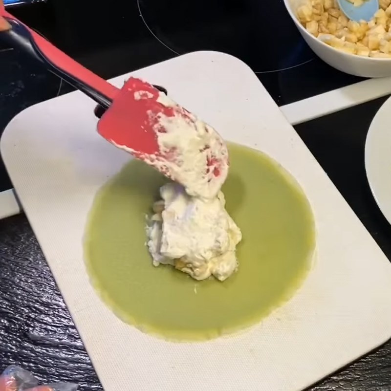 Cách làm bánh crepe lá dứa nhân kem chuối thơm ngon, lạ miệng ăn là ghiền 14