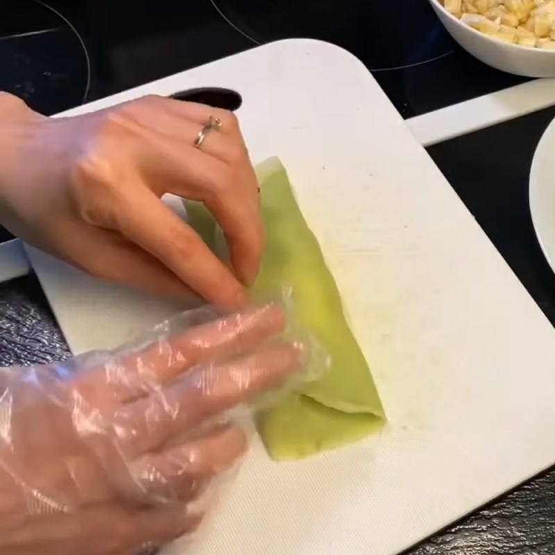 Cách làm bánh crepe lá dứa nhân kem chuối thơm ngon, lạ miệng ăn là ghiền 15
