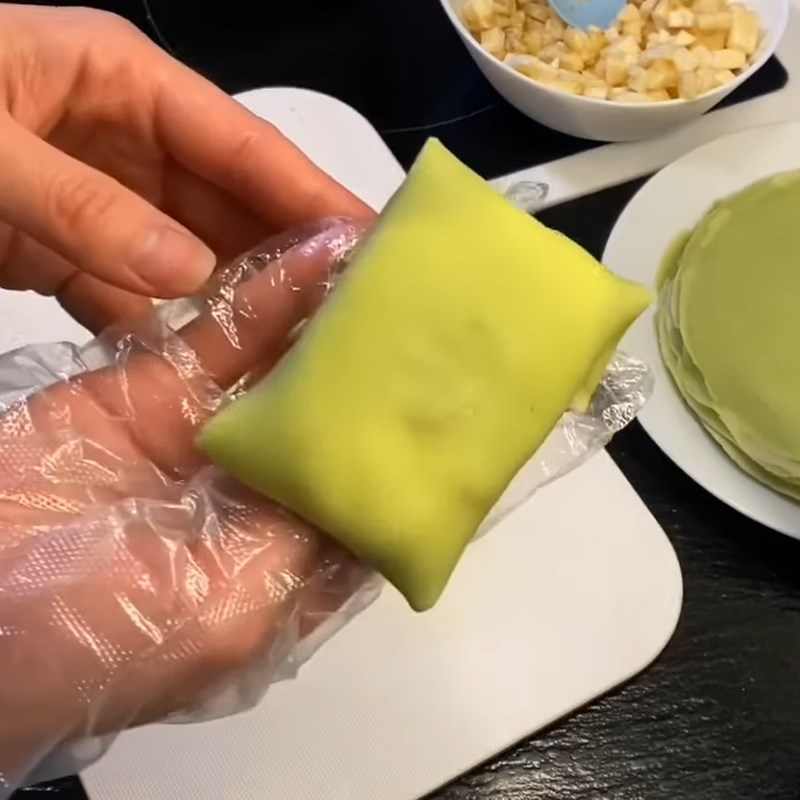 Cách làm bánh crepe lá dứa nhân kem chuối thơm ngon, lạ miệng ăn là ghiền 16