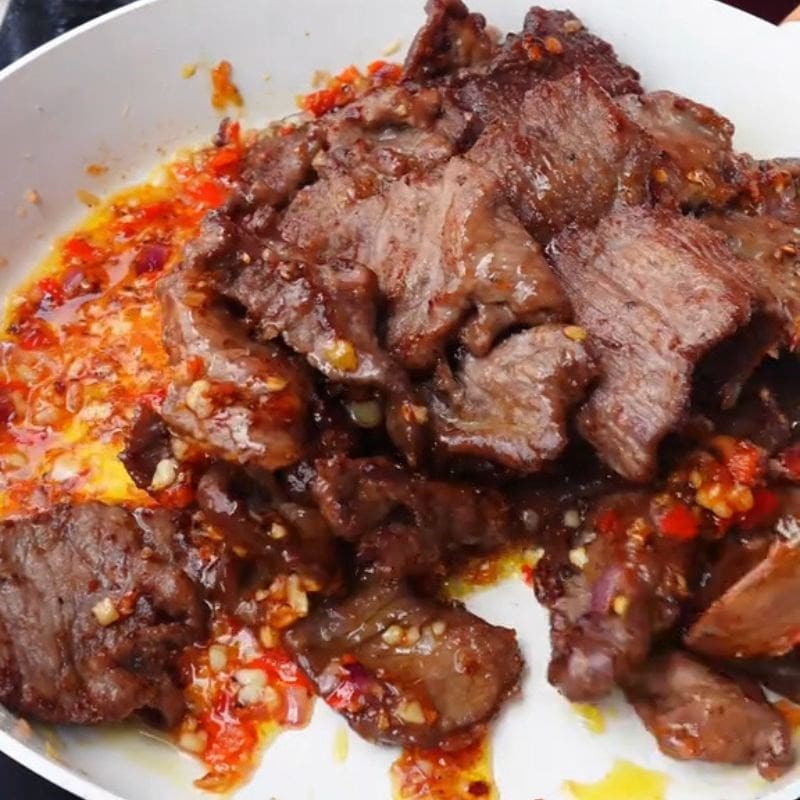 Cách làm bò cháy tỏi bằng chảo đơn giản, thơm nức mũi, ăn là ghiền 3