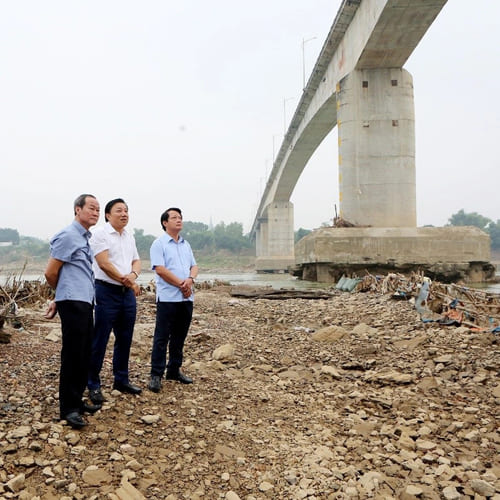 Cận cảnh cầu Sông Lô trơ lõi thép: Công an Phú Thọ vào cuộc điều tra