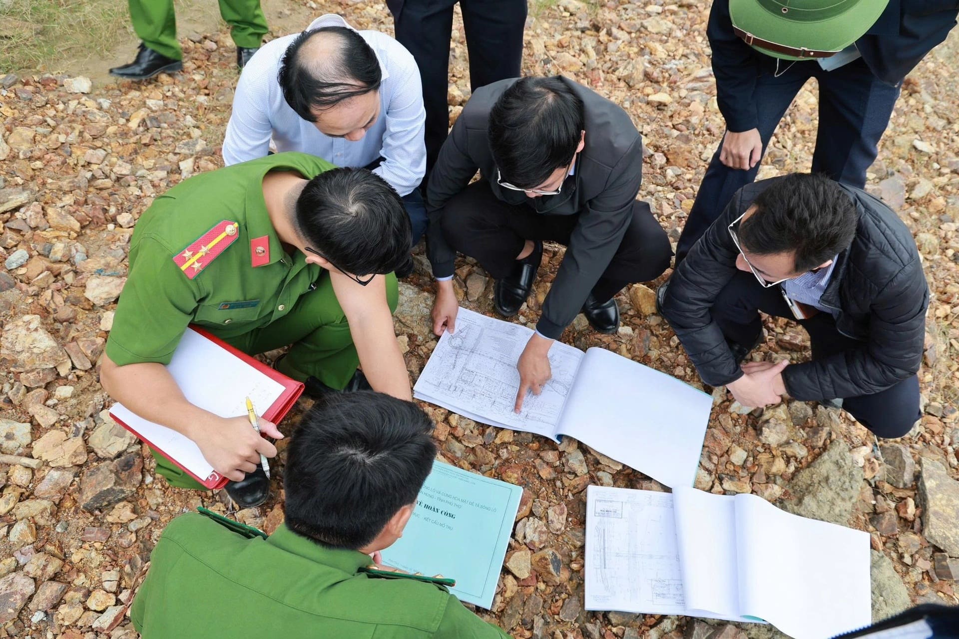Cầu Sông Lô – hình ảnh 11: cảnh người dân và biển cấm ô tô qua cầu