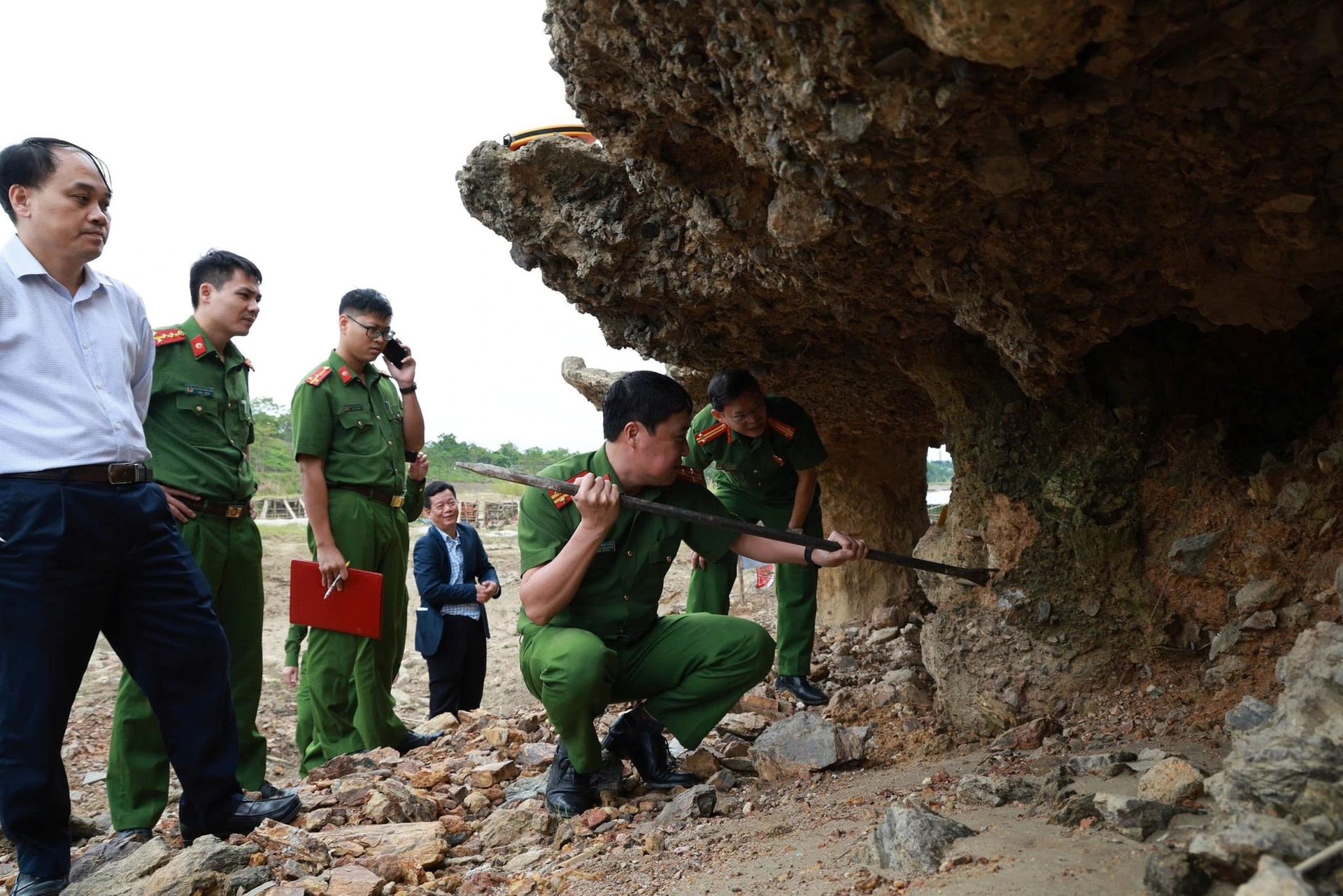 Cầu Sông Lô – hình ảnh 2: lớp bê tông bảo vệ bị mất tại trụ T3