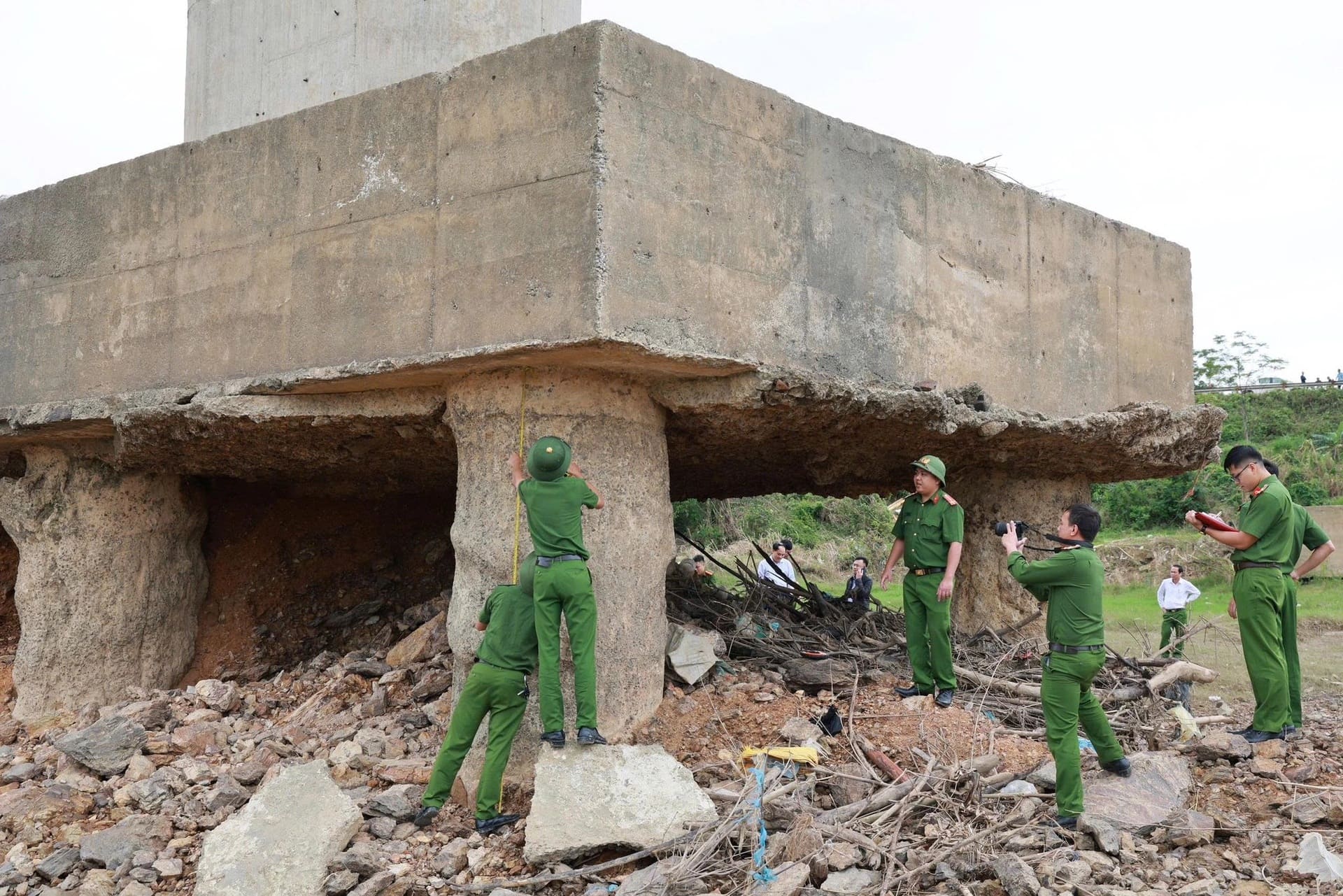 Cầu Sông Lô – hình ảnh 3: kiểm tra móng cọc lộ thép gỉ sét