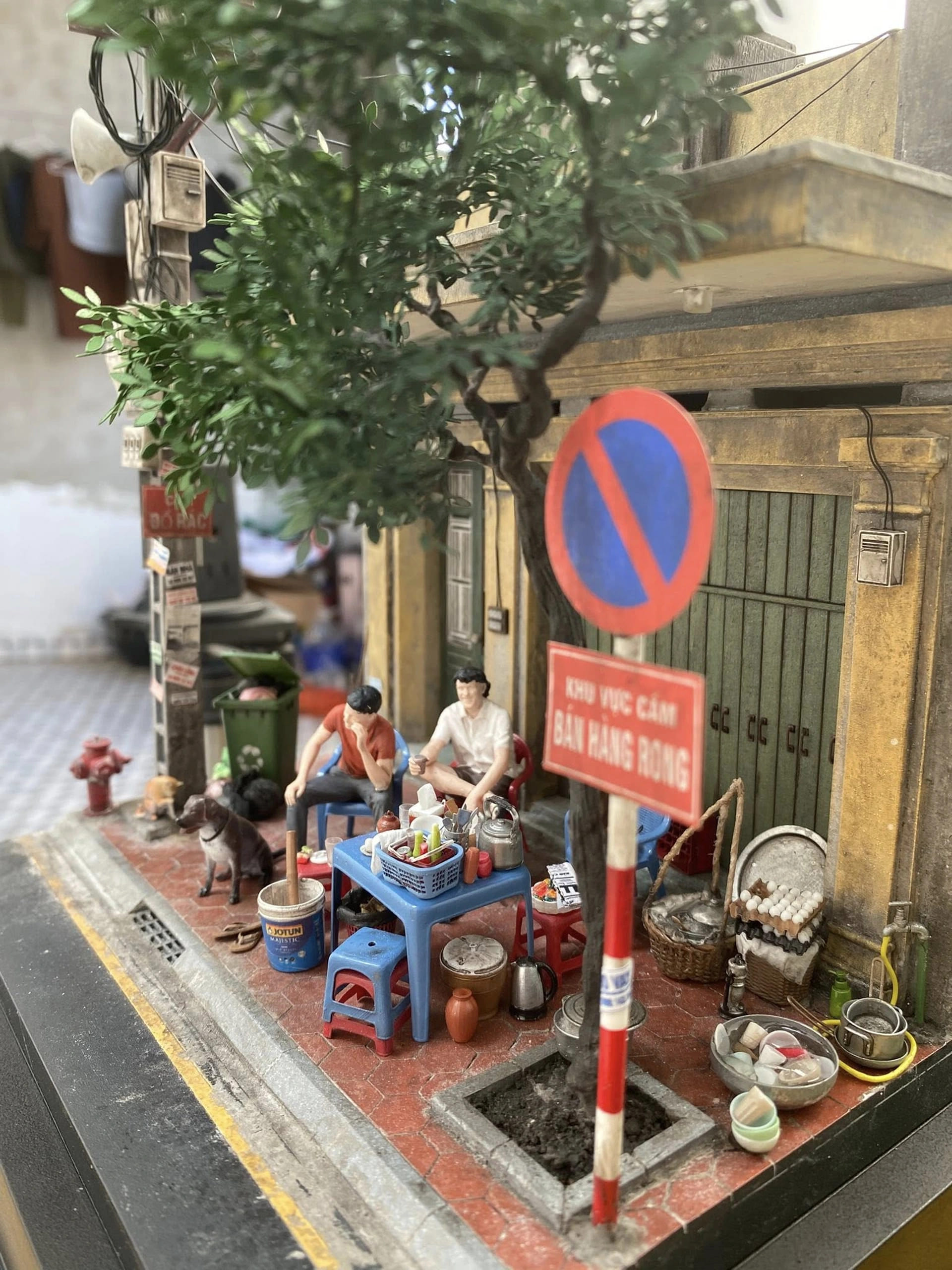 Câu chuyện chàng trai 25 tuổi bỏ việc lương cao để sống với đam mê làm mô hình phố Hà Nội