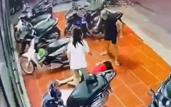Camera ghi lại cảnh bạo lực cô gái bị đánh liên tiếp ở Xuân Phương