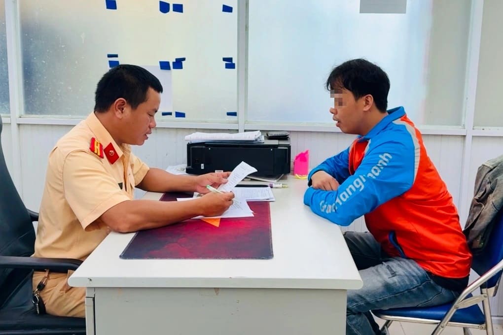 Thanh niên ở Huế giả shipper lái ô tô mui trần kéo xe máy điện quay clip TikTok