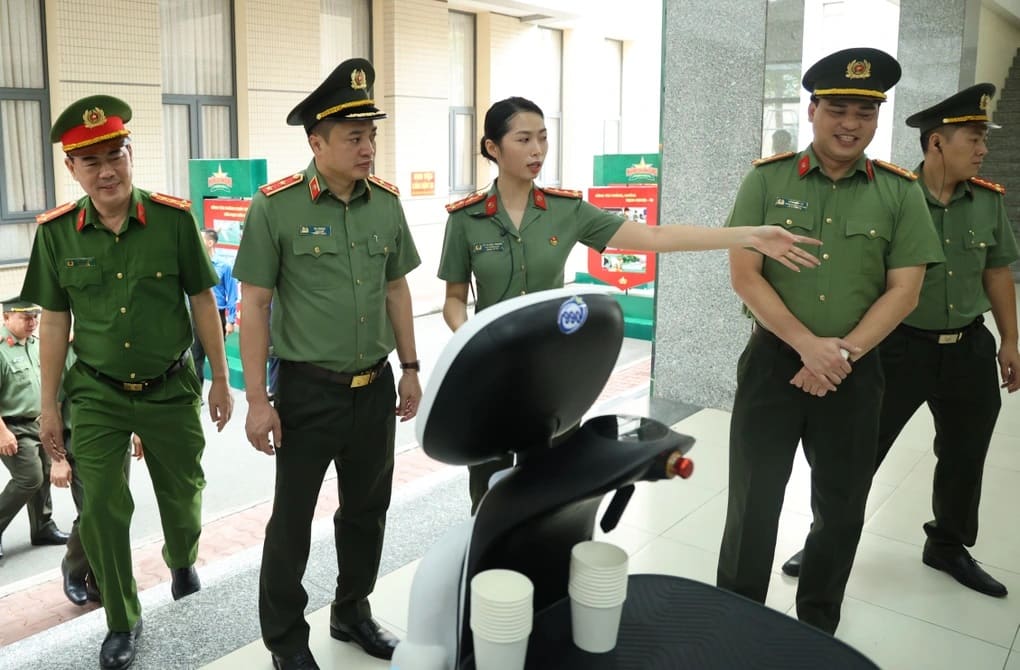 Triển Lãm Công An TPHCM 2025 Giới Thiệu Robot Tiếp Dân Và Phong Trào Chuyển Đổi Số