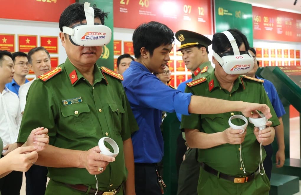 Robot Hỗ Trợ Tiếp Dân Và Phong Trào Đổi Mới Sáng Tạo Tại Công An TPHCM Năm 2025