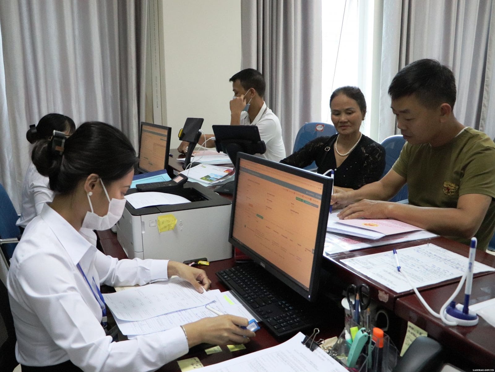Công chức xã nghỉ việc vẫn làm bí thư chi bộ thôn vẫn được hưởng phụ cấp theo quy định hiện hành