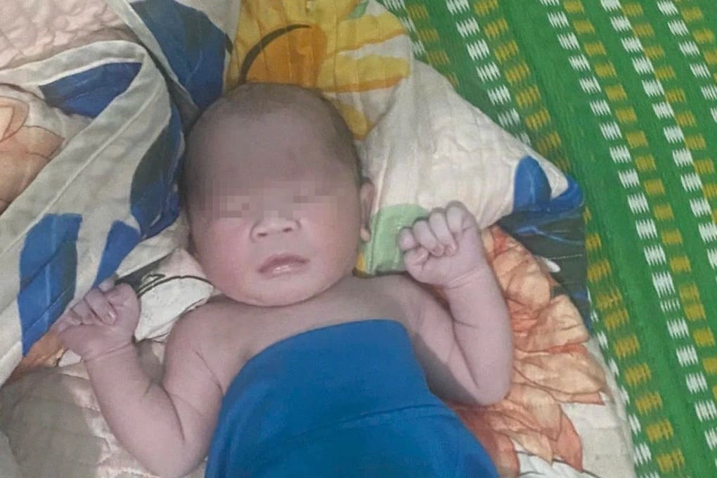 Bé sơ sinh còn nguyên dây rốn bị bỏ rơi ở Nghệ An,người dân phát hiện kịp thời chính quyền đang tìm thân nhân