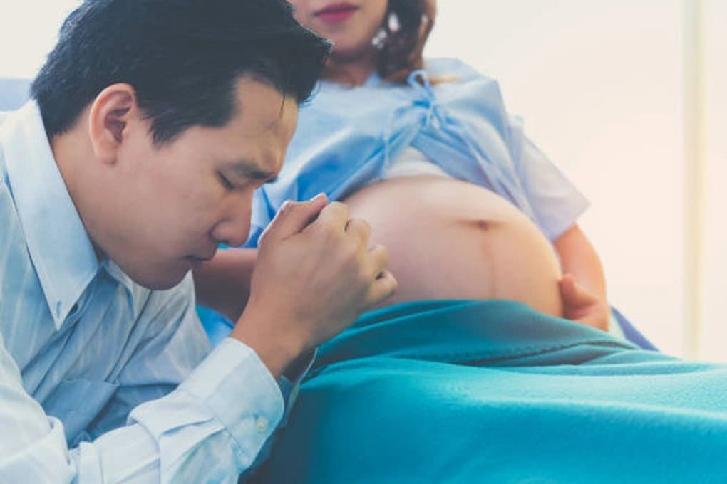 Đưa nhân tình đi đẻ, tôi tái mặt khi gặp một người trước cửa phòng hộ sinh