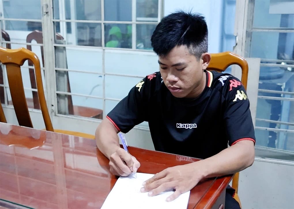 Ép con nợ chụp ảnh nhạy cảm quan hệ tình dục mới cho vay tiền ở An Giang