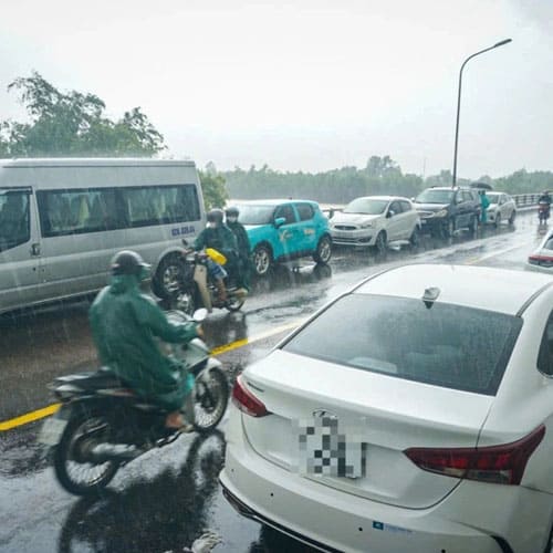 Hàng trăm ô tô xếp hàng dài trên Cầu Chìm, người dân Đà Nẵng gấp rút tránh lụt
