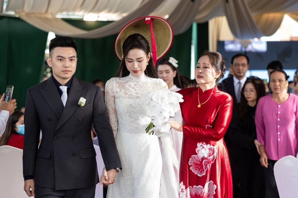 Khoảnh khắc Đỗ Thị Hà rời nhà về Quảng Trị gây xúc động