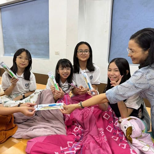 Học sinh qua đêm tại trường vì mưa ngập: Vui chơi, hát karaoke và được thầy cô chăm sóc tận tình