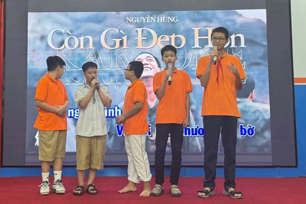Học sinh qua đêm tại trường vì mưa bão ngập lụt