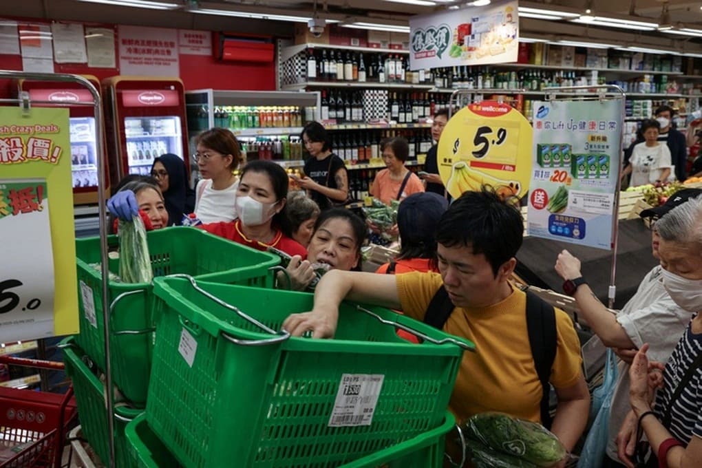 Hong Kong hủy hơn 700 chuyến bay vì siêu bão Ragasa