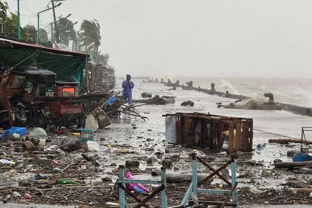 Siêu bão Ragasa gây ảnh hưởng nghiêm trọng tại Hong Kong và Philippines