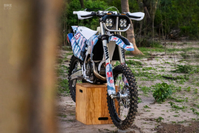 Husqvarna FE 450 độ phong cách đường đua ấn tượng của DEUS EX MACHINA 1
